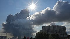 Дым над Санкт-Петербургом после удара украинского дрона по складу Wildberries, 24 июля 2026 года