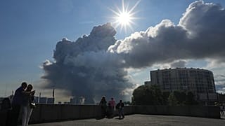 Des panaches de fumée dans le ciel à la suite de frappes de drones ukrainiens contre des entrepôts du détaillant russe Wildberries, à Saint-Pétersbourg, le 24.07.2026