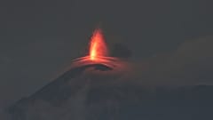 Lava escorre da cratera do vulcão Fuego, 5 de junho de 2025