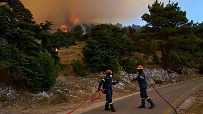 آتش‌نشانان در کوه کیتایرون برای مهار آتش‌سوزی بزرگ در غرب آتیکا عملیات انجام می‌دهند، ۲ اوت