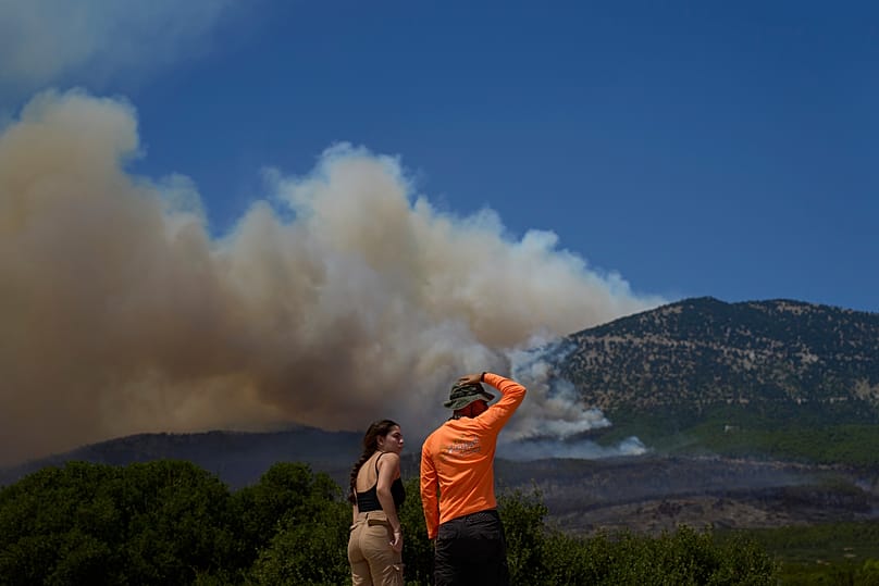 Κάτοικοι παρακολουθούν την εξέλιξη της μεγάλης πυρκαγιάς στο όρος Κιθαιρώνα στη Δυτική Αττική