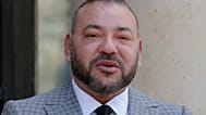 ARCHIVO: El rey Mohammed VI de Marruecos llega al Palacio del Elíseo para reunirse con el presidente francés François Hollande en París