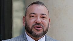 O rei Mohammed VI de Marrocos chega ao Palácio do Eliseu, numa foto de arquivo de 2017, para se reunir com o presidente francês François Hollande, em Paris