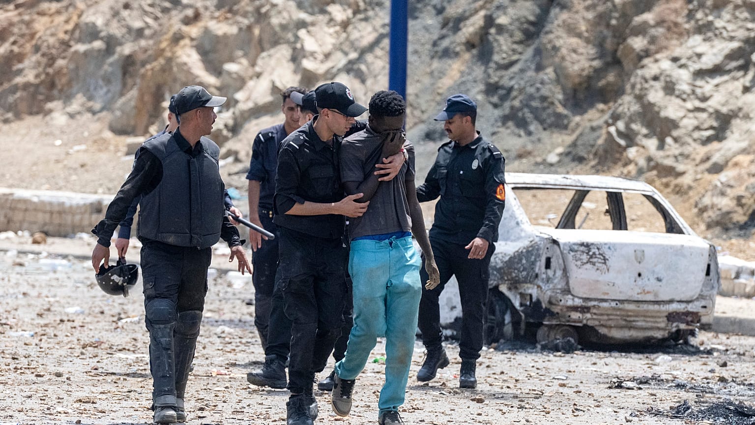 Las fuerzas de seguridad marroquíes detienen a un hombre que intentaba cruzar desde Fnideq hacia el enclave español de Ceuta el 31 de julio de 2026.