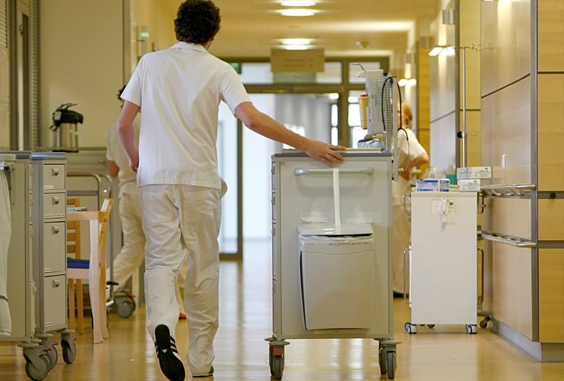 Zivildienstleistender in einem Krankenhaus