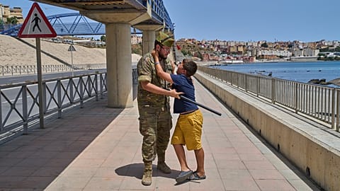 İspanya'ya refakatsiz giriş yapan 12 yaşındaki bir çocuk, İspanyol askerine geri gönderilmemek için yalvarıyor, 3 Ağustos 2026.