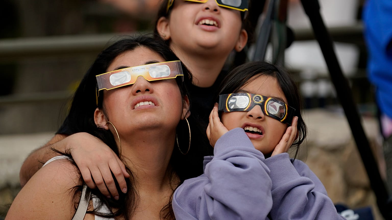 Zuschauer tragen Spezialbrillen und beobachten, wie der Mond bei der ringförmigen Sonnenfinsternis, dem „Feuerring“, am 14. Oktober 2023 die Sonne verdeckt.