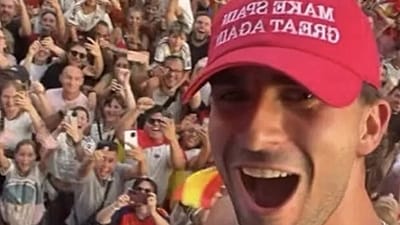 Ferran Torres, con il cappellino che ha scatenato le polemiche