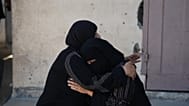 المعزون يريحون بعضهم البعض بعد إلقاء نظرة أخيرة على جثة الفلسطيني صابر أبو ربيع، الذي قُتل في غارة جوية إسرائيلية، في دير البلح، وسط قطاع غزة، السبت 1 أغسطس 2026.