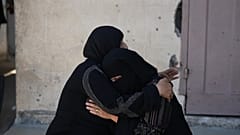 المعزون يريحون بعضهم البعض بعد إلقاء نظرة أخيرة على جثة الفلسطيني صابر أبو ربيع، الذي قُتل في غارة جوية إسرائيلية، في دير البلح، وسط قطاع غزة، السبت 1 أغسطس 2026.