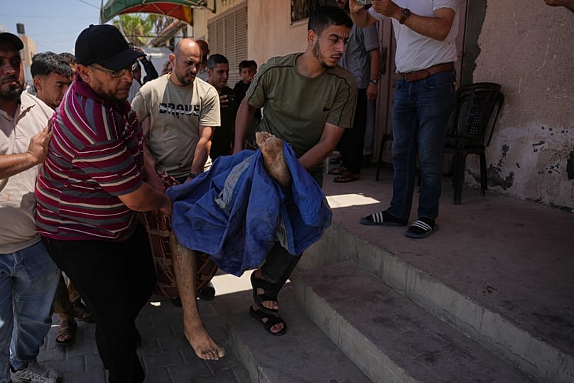 يحمل المشيعون جثة الفلسطيني صابر أبو ربيع، الذي قُتل في غارة جوية إسرائيلية، في دير البلح بوسط قطاع غزة، السبت 1 أغسطس 2026. 