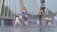 Archiwum. Ludzie ochładzają się nad Wisłą podczas fali upałów w Warszawie, w niedzielę 30 czerwca 2019 r. (AP Photo/Czarek Sokolowski)