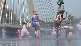 Archiwum. Ludzie ochładzają się nad Wisłą podczas fali upałów w Warszawie, w niedzielę 30 czerwca 2019 r. (AP Photo/Czarek Sokolowski)