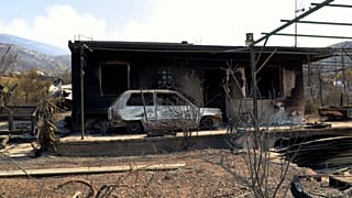 Порто-Гермено сильно пострадал от лесных пожаров, в Греции уже вторую неделю идут крупные возгорания; пожарные остаются на месте, погибли как минимум пять человек.