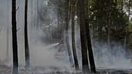 Des pompiers s'efforcent d'éteindre un incendie près de Blagon, dans le sud-ouest de la France, ce vendredi 31 juillet 2026.