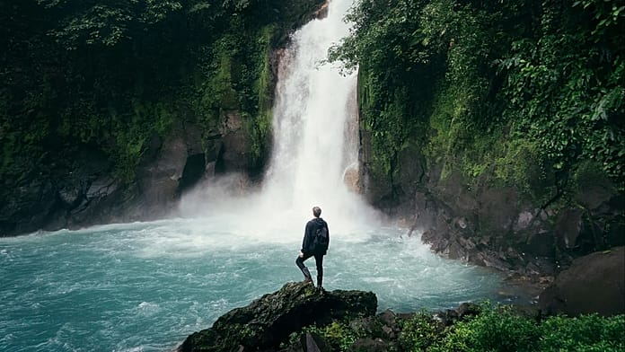 Liberdade, segurança e desenvolvimento pessoal: tendências das viagens a solo em 2026
