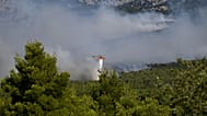 Ελικόπτερο κάνει ρίψη στις μεγάλες πυρκαγιές στη Δυτική Αττική