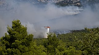 Ελικόπτερο κάνει ρίψη στις μεγάλες πυρκαγιές στη Δυτική Αττική