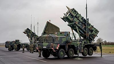 Sistemas de misiles antiaéreos Patriot, listos para el combate, desplegados por el Ejército alemán.