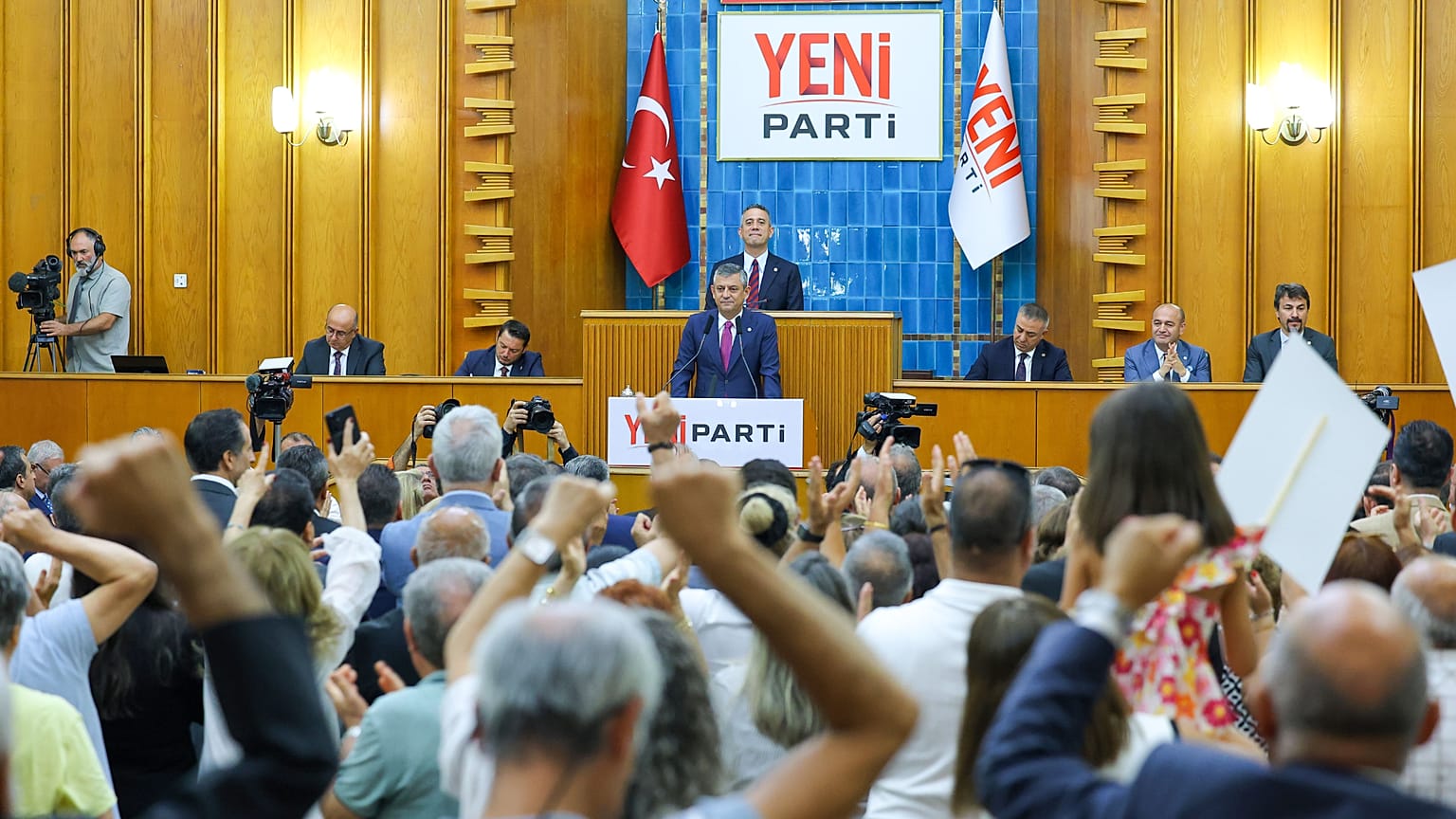 Yeni Parti Genel Başkanı Özgür Özel partisinin Meclis'teki ilk açık grup toplantısında konuştu