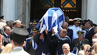 Η σορός του Ιωάννη Βαρβιτσιώτη μεταφέρεται προς την τελευταία της κατοικία στο Α' νεκροταφείο Αθηνών
