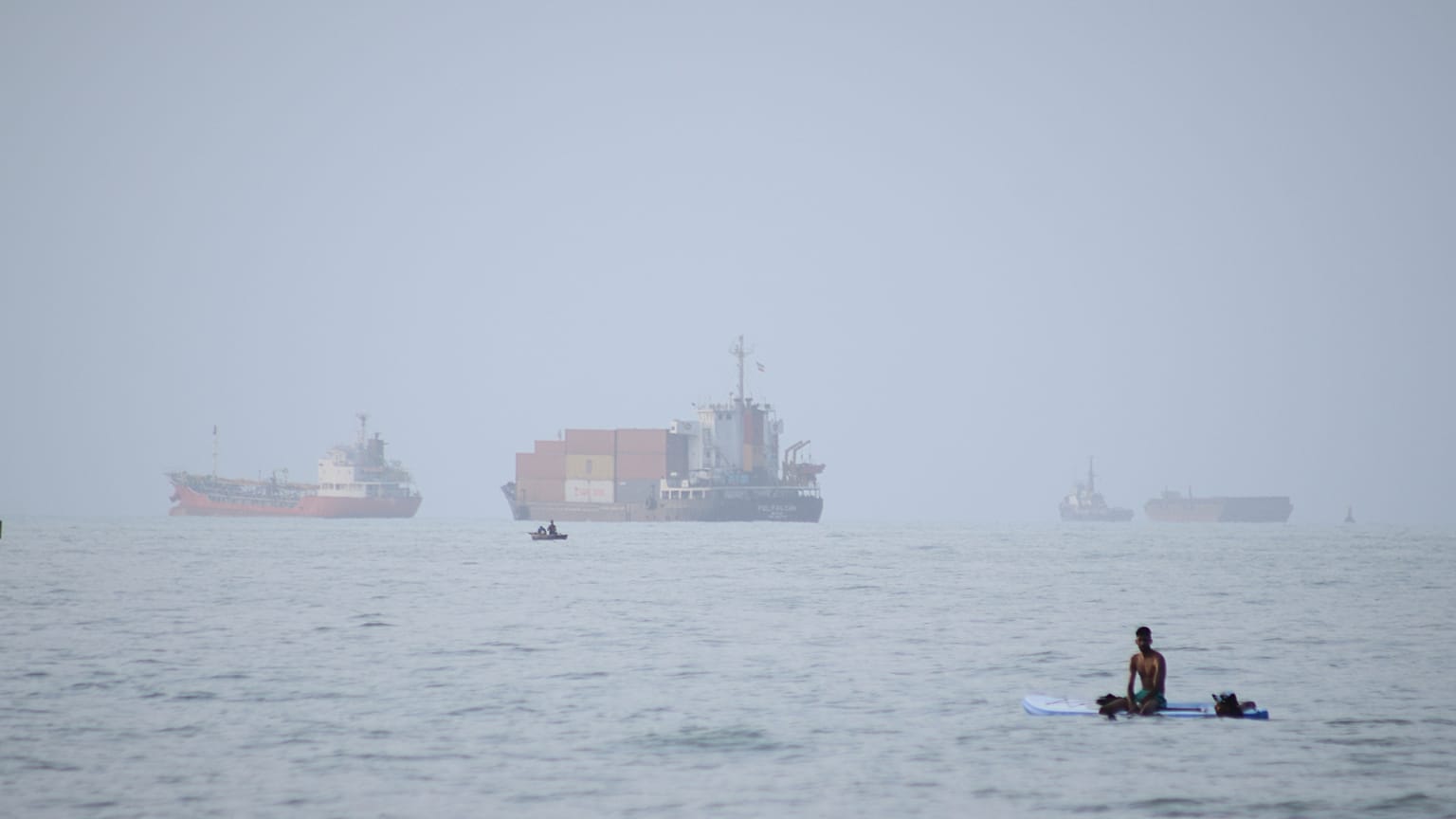Barcos en el estrecho de Ormuz