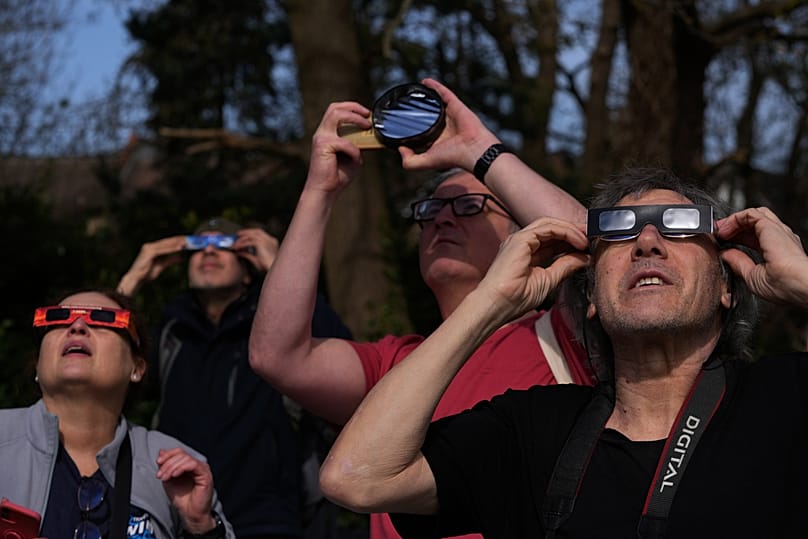  Foto de archivo. La gente observa un eclipse solar parcial con gafas protectoras especiales en Londres, el sábado 29 de marzo de 2025. 
