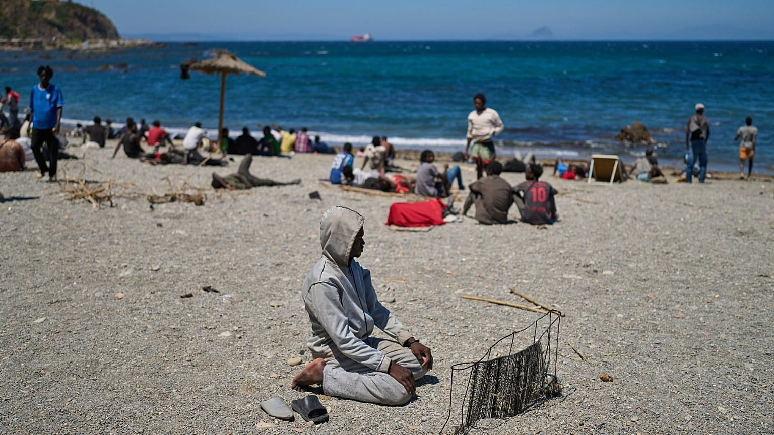 مهاجر عبر إلى إسبانيا من المغرب يصلي على شاطئ في جيب سبتة الإسباني، الأحد 2 أغسطس 2026