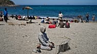 مهاجر عبر إلى إسبانيا من المغرب يصلي على شاطئ في جيب سبتة الإسباني، الأحد 2 أغسطس 2026