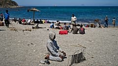 مهاجر عبر إلى إسبانيا من المغرب يصلي على شاطئ في جيب سبتة الإسباني، الأحد 2 أغسطس 2026