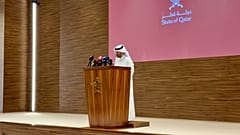 Porta-voz do Ministério dos Negócios Estrangeiros do Qatar, doutor Majed Al Ansari, fala numa conferência de imprensa em Doha, Qatar, em 4 de agosto de 2026.