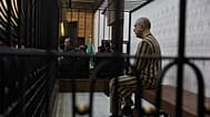 عاطف نجيب، الرئيس السابق لفرع الأمن السياسي في منطقة درعا في عهد بشار الأسد، يجلس في قفص المتهمين خلال جلسة محاكمة في قصر العدل بدمشق، سوريا، الأحد 26 أبريل 2026.