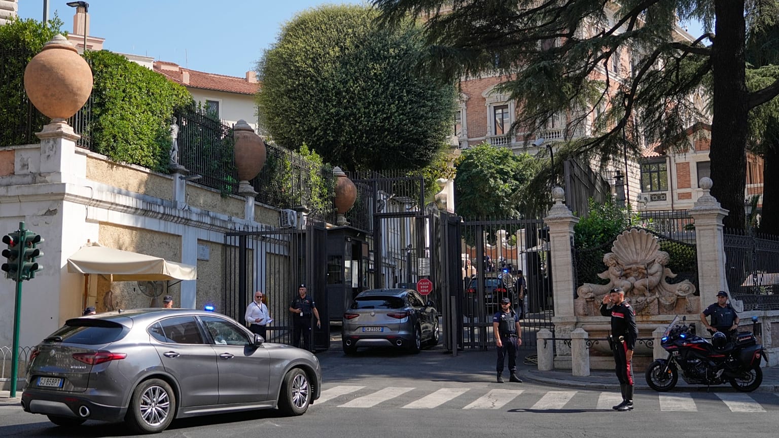 A motorcade arrives at the United States' Embassy in Rome, 4 August, 2026