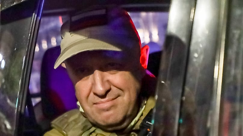 ARCHIV – Jewgeni Prigoschin blickt aus einem Militärfahrzeug, das das Gelände des Hauptquartiers des Südlichen Militärbezirks verlässt