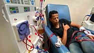 مريض فلسطيني أثناء جلسة غسيل كلوي في مستشفى شهداء الأقصى بمدينة دير البلح وسط قطاع غزة  