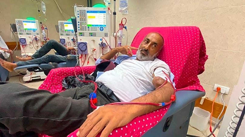 محمد ناجي مريض فلسطيني خلال جلسة علاج غسيل كلوي بمسشتشفى شهداء الأقصى بدير البلح وسط قاع غزة