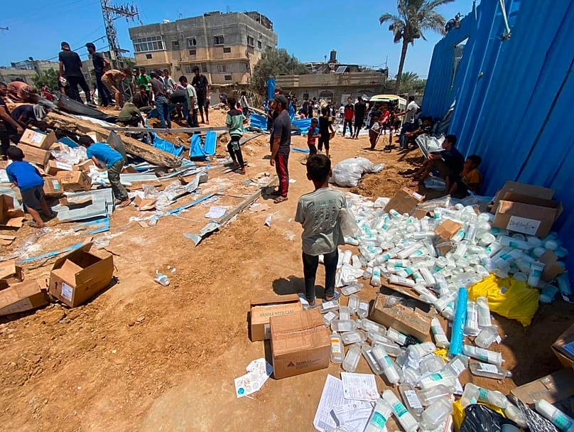 آثار الغارة الإسرائيلية التي استهدفت مخزنين للأدوية تابعين لمستشفى شهداء الأقصى في دير البلح وسط قطاع غزة