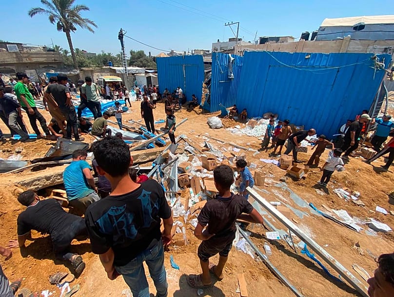 آثار الغارة الإسرائيلية التي استهدفت مخزنين للأدوية تابعين لمستشفى شهداء الأقصى في دير البلح وسط قطاع غزة