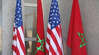 تظهر الأعلام المغربية والأمريكية خارج القنصلية المؤقتة للولايات المتحدة في الداخلة،