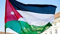 يرفرف علم الأردن في مهب الريح في الفناء الداخلي بجوار القاعة الرئاسية خلال زيارة ملك المملكة الأردنية الهاشمية عبد الله الثاني بن الحسين في فيينا، النمسا، ا
