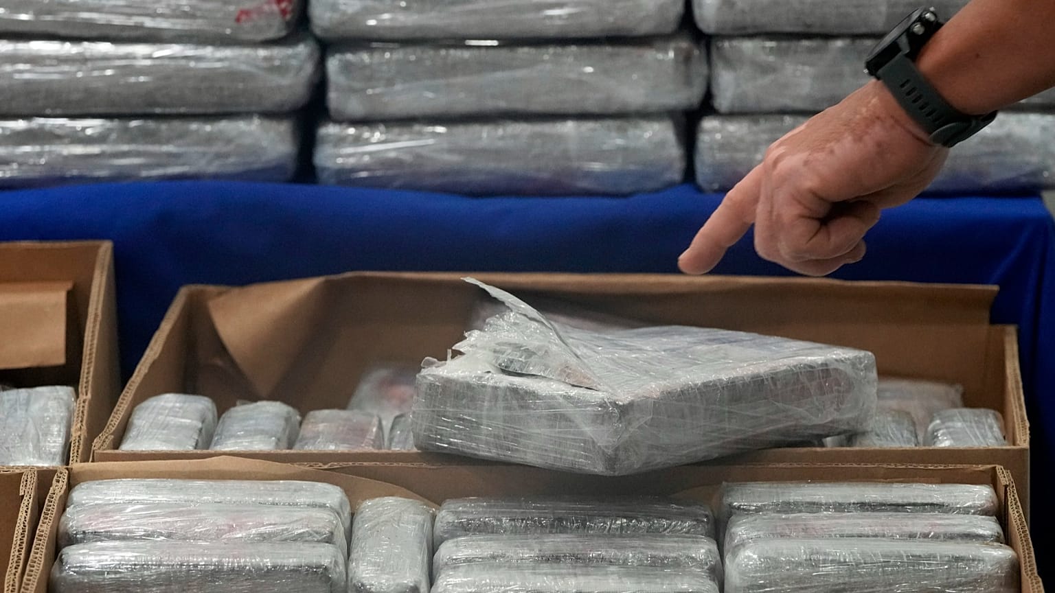 Pacotes de cocaína exibidos aos meios de comunicação social na sede da PJ, em Lisboa, terça-feira, 2 de maio de 2023