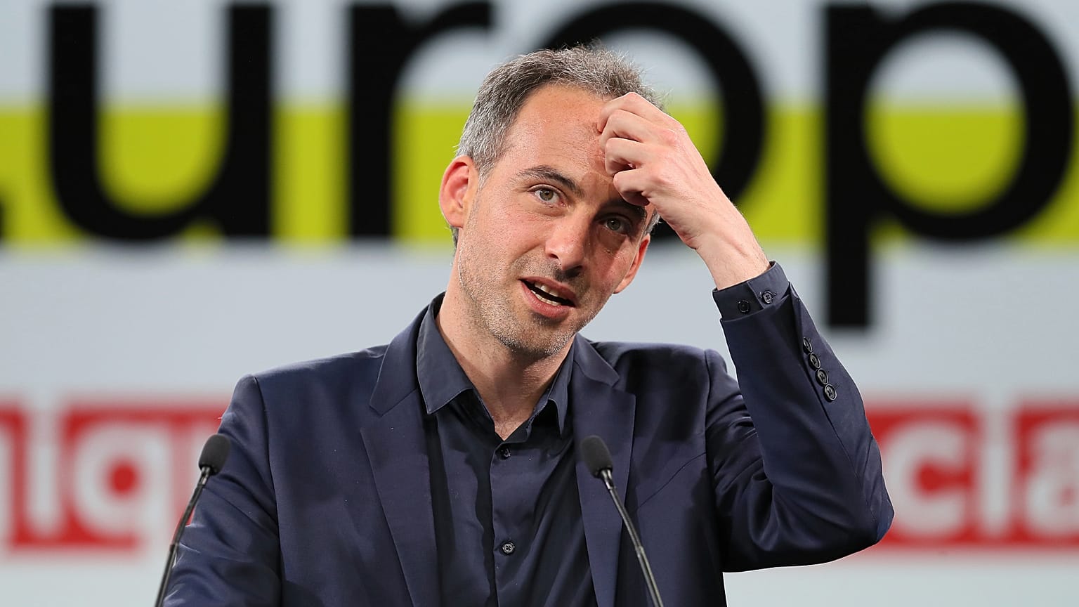 Raphaël Glucksmann pendant son discours lors d'un meeting électoral à Rennes,  mardi 14 mai 2019. (Photo AP/David Vincent)