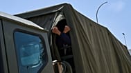 Un inmigrante marroquí que cruzó a España hace un gesto desde un camión mientras el ejército lo devuelve a Marruecos, el 3 de agosto de 2026.