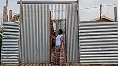 Esther Lutula, 26 anos, grávida de 4 meses e mãe de quatro filhos, está à porta de casa em Bunia, no nordeste da RD Congo, em 16 de junho de 2026, durante o surto de Ébola.