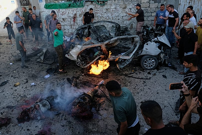 فلسطينيون في موقع غارة إسرائيلية بمدينة غزة، 2 آب 2026.
