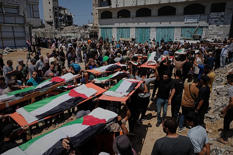 تشييع جثامين فلسطينيين انتُشلت من تحت أنقاض مبنى استهدفته غارة إسرائيلية عام 2023 في مدينة غزة، 4 آب 2026.
