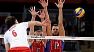 Bartosz Kurek atakuje nad blokiem Rosjan podczas ćwierćfinału igrzysk olimpijskich w Londynie w 2012 roku