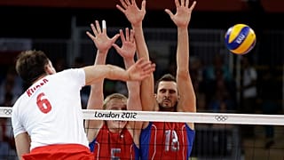 Bartosz Kurek atakuje nad blokiem Rosjan podczas ćwierćfinału igrzysk olimpijskich w Londynie w 2012 roku