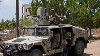 جنود من الجيش اللبناني على متن آلية عسكرية عند مدخل بلدة زوطر الغربية في جنوب لبنان، 22 تموز 2026.