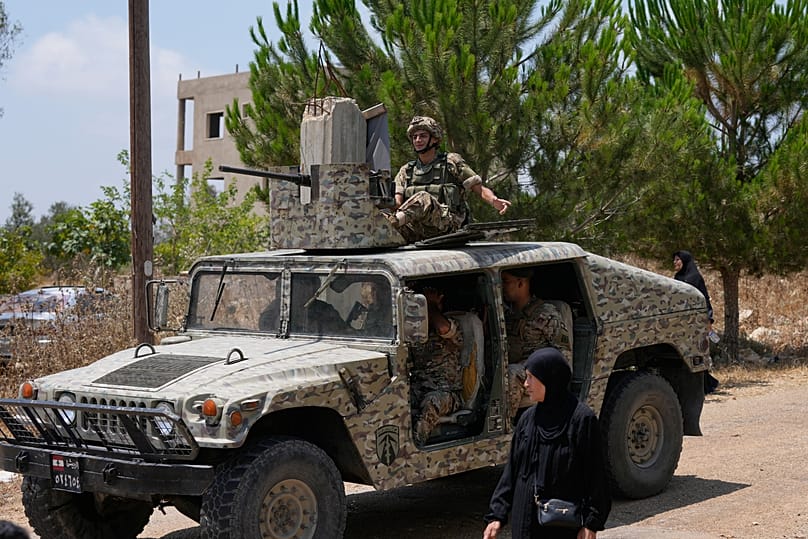 جنود من الجيش اللبناني عند مدخل قرية زوطر الغربية الجنوبية في لبنان، يوم الأربعاء، 22 يوليو 2026.